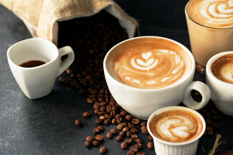 カプチーノ vs ラテ：違いと特徴を徹底解説