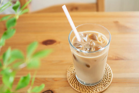冷たい牛乳で作るアイスカフェオレのレシピ｜自宅でカフェ気分を楽しもう